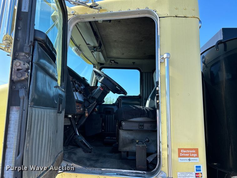 image for item NL9517 2000 Kenworth T800  tank truck