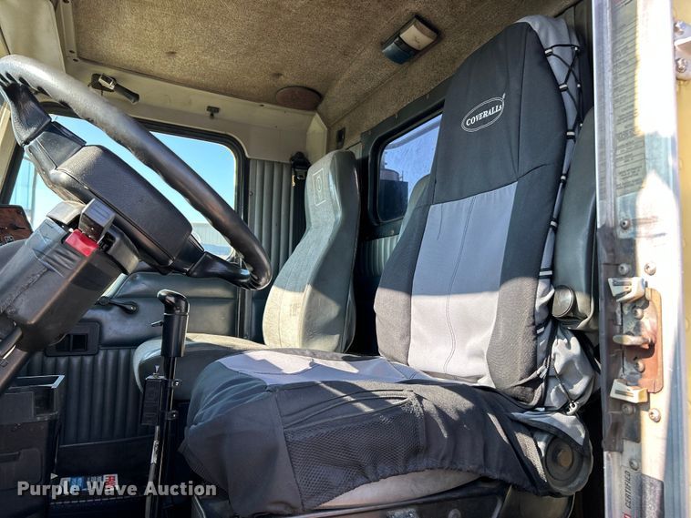 image for item NL9517 2000 Kenworth T800  tank truck