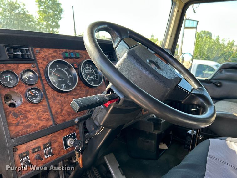 image for item NL9517 2000 Kenworth T800  tank truck