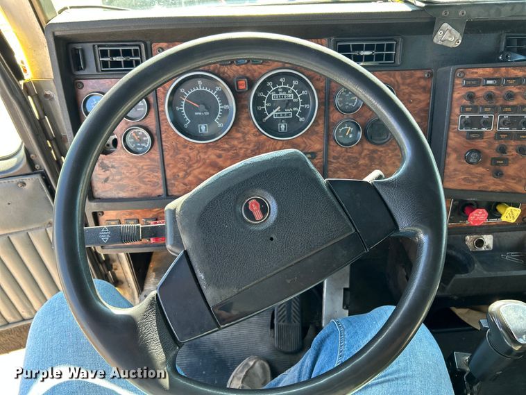 image for item NL9517 2000 Kenworth T800  tank truck