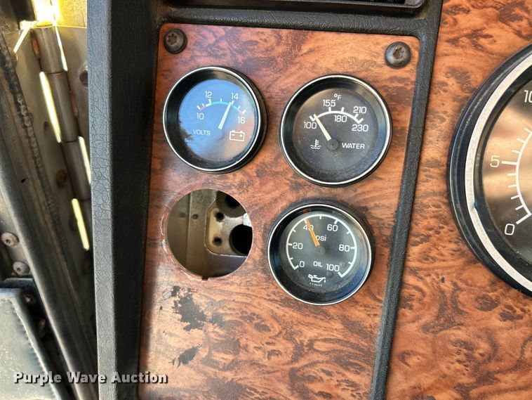 image for item NL9517 2000 Kenworth T800  tank truck