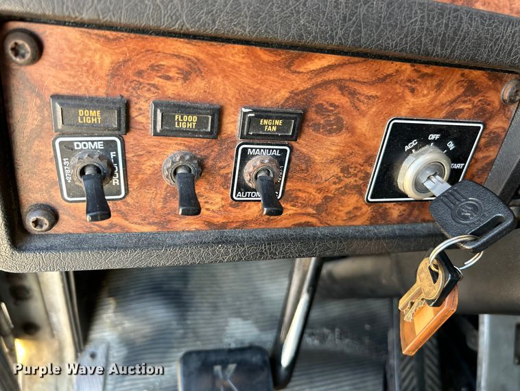 image for item NL9517 2000 Kenworth T800  tank truck