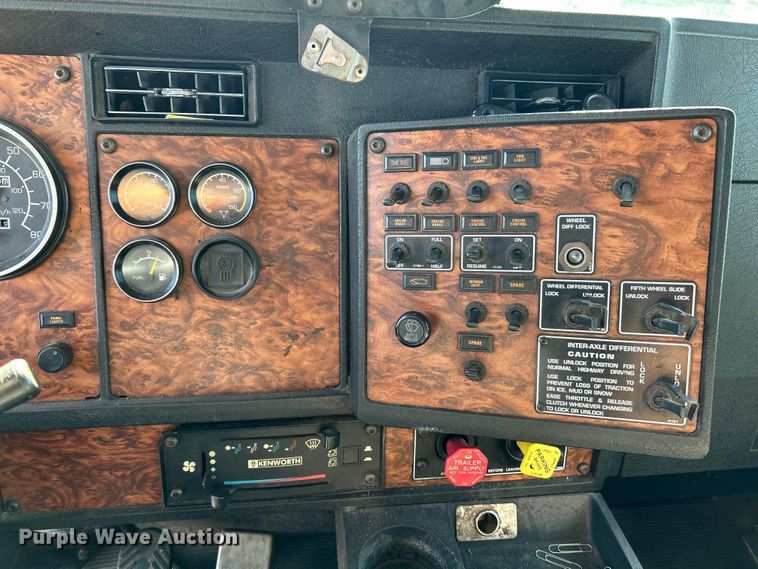 image for item NL9517 2000 Kenworth T800  tank truck