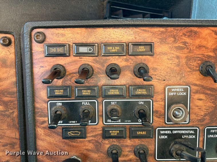 image for item NL9517 2000 Kenworth T800  tank truck