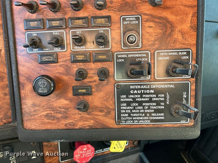 image for item NL9517 2000 Kenworth T800  tank truck