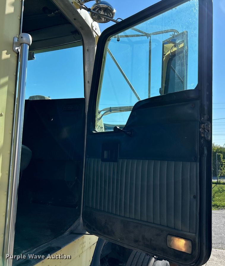 image for item NL9517 2000 Kenworth T800  tank truck