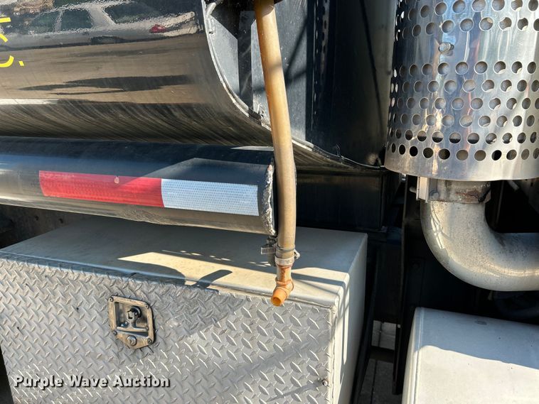 image for item NL9517 2000 Kenworth T800  tank truck