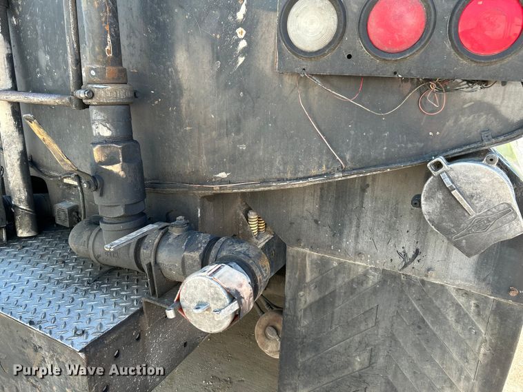 image for item NL9517 2000 Kenworth T800  tank truck