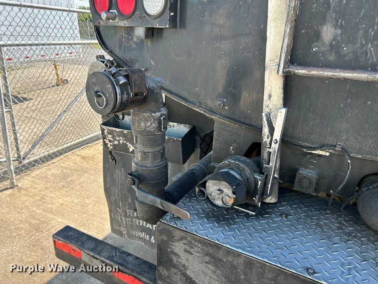 image for item NL9517 2000 Kenworth T800  tank truck