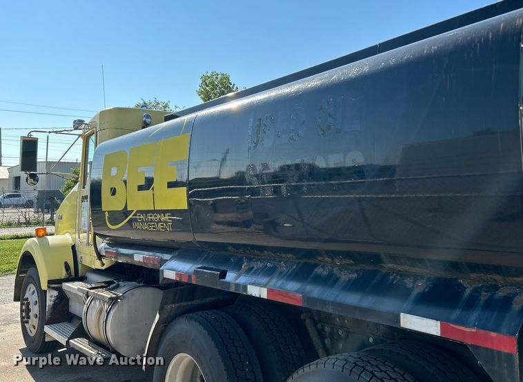 image for item NL9517 2000 Kenworth T800  tank truck