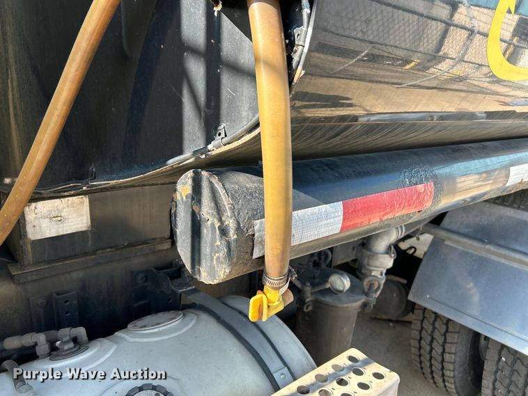 image for item NL9517 2000 Kenworth T800  tank truck