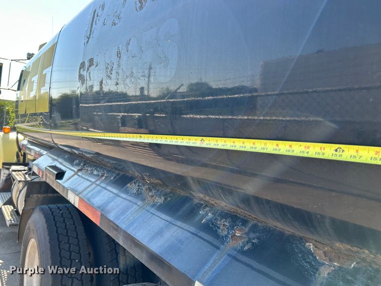 image for item NL9517 2000 Kenworth T800  tank truck