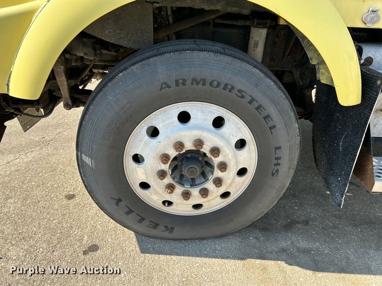 image for item NL9517 2000 Kenworth T800  tank truck