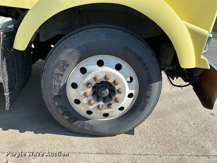 image for item NL9517 2000 Kenworth T800  tank truck