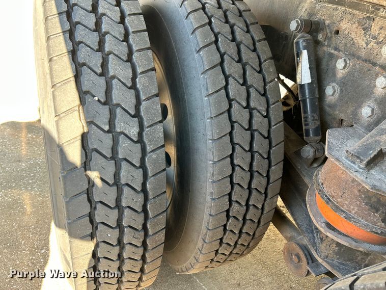 image for item NL9517 2000 Kenworth T800  tank truck