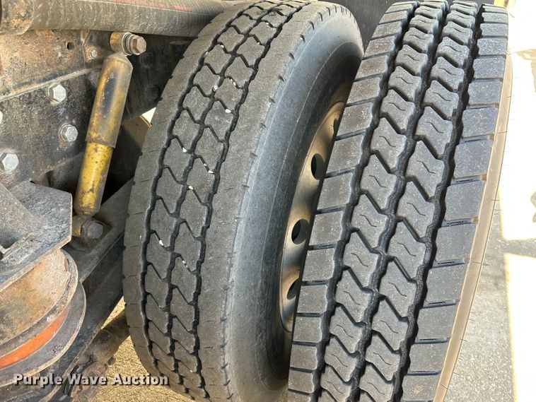 image for item NL9517 2000 Kenworth T800  tank truck