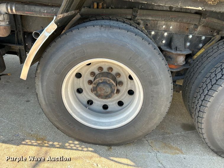 image for item NL9517 2000 Kenworth T800  tank truck