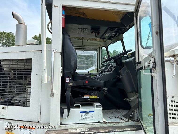 image for item NL9527 1994 Elgin Pelican  street sweeper