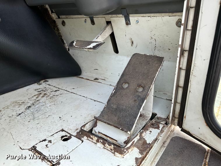 image for item NL9527 1994 Elgin Pelican  street sweeper