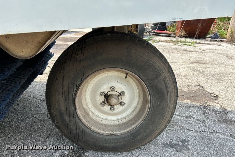 image for item NL9527 1994 Elgin Pelican  street sweeper