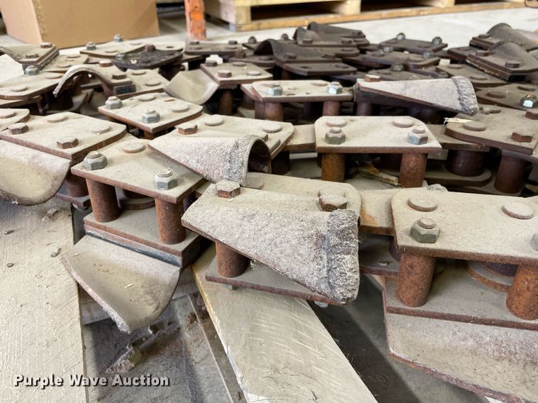 image for item NY9634 Vermeer 3990  trencher dirt chain