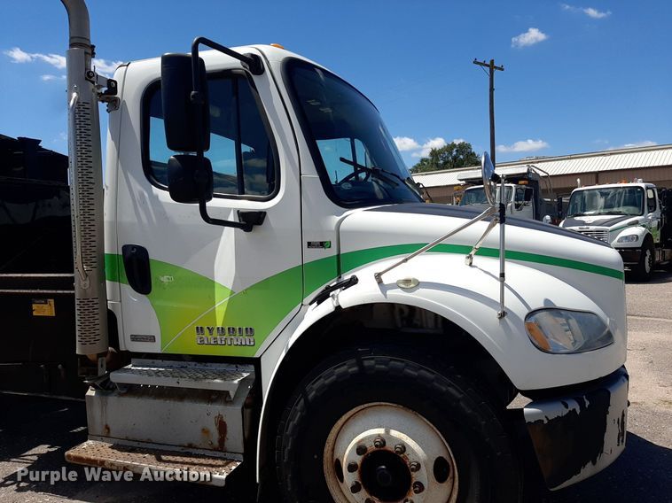 image for item DO3048 2012 Freightliner Business Class M2 pothole patcher truck