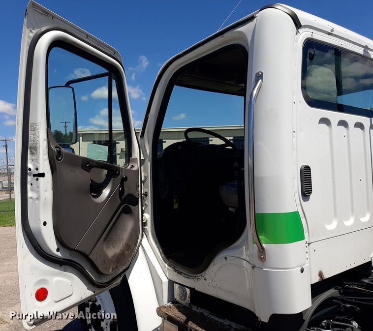 image for item DO3048 2012 Freightliner Business Class M2 pothole patcher truck