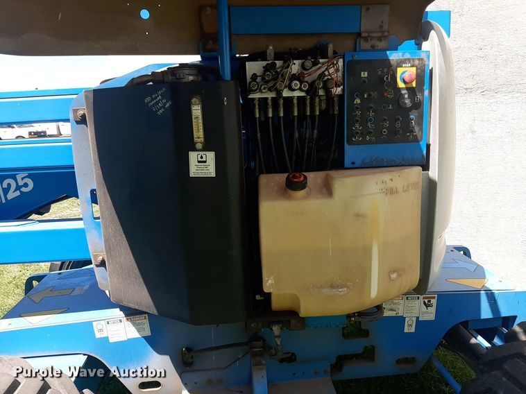image for item IP9437 2004 Genie Z-45/25 boom lift