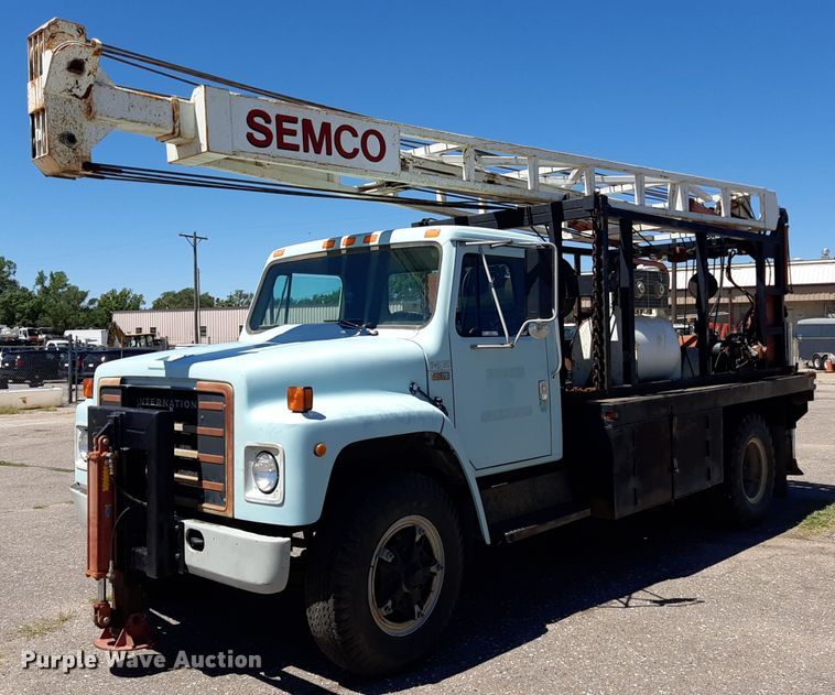 image for item NH9392 1984 International  1724 crane truck