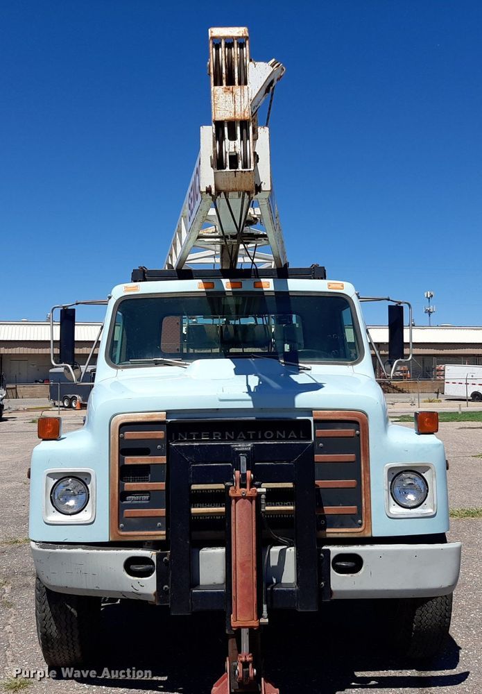 image for item NH9392 1984 International  1724 crane truck