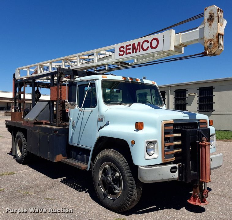 image for item NH9392 1984 International  1724 crane truck