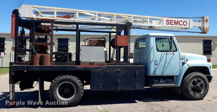 image for item NH9392 1984 International  1724 crane truck