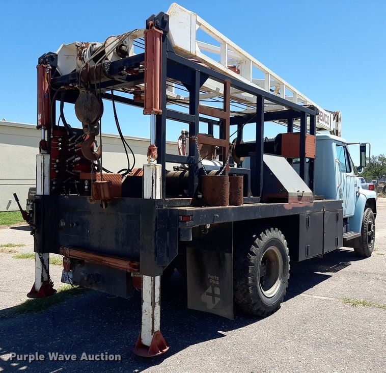 image for item NH9392 1984 International  1724 crane truck
