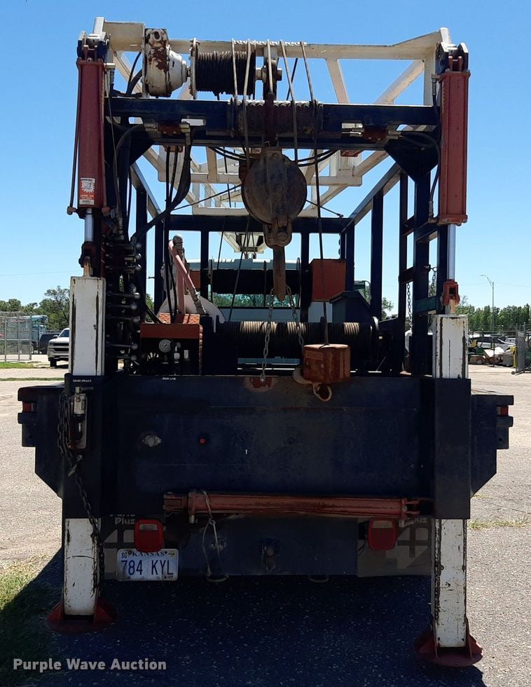 image for item NH9392 1984 International  1724 crane truck