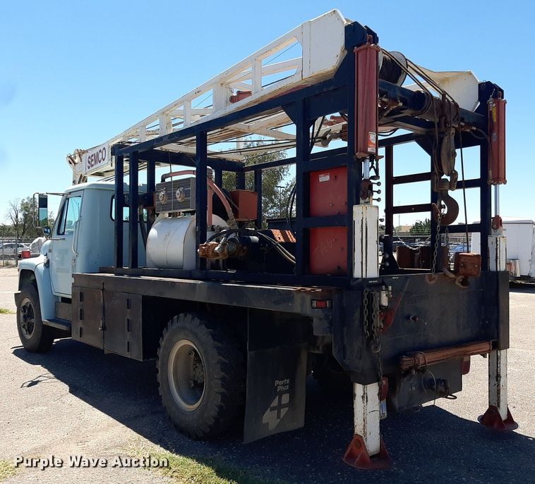 image for item NH9392 1984 International  1724 crane truck