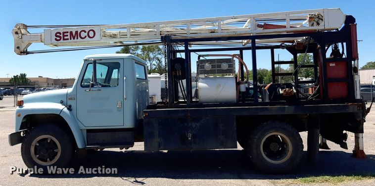 image for item NH9392 1984 International  1724 crane truck