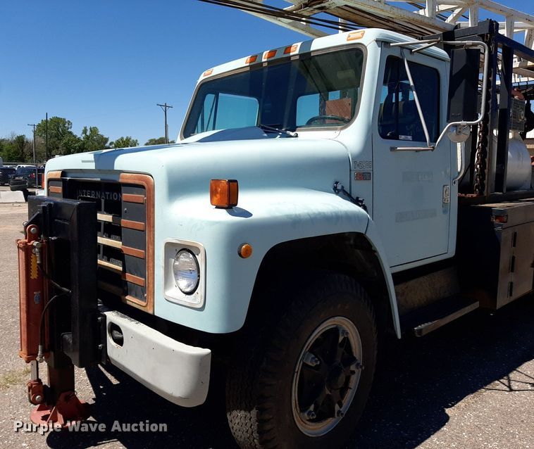 image for item NH9392 1984 International  1724 crane truck