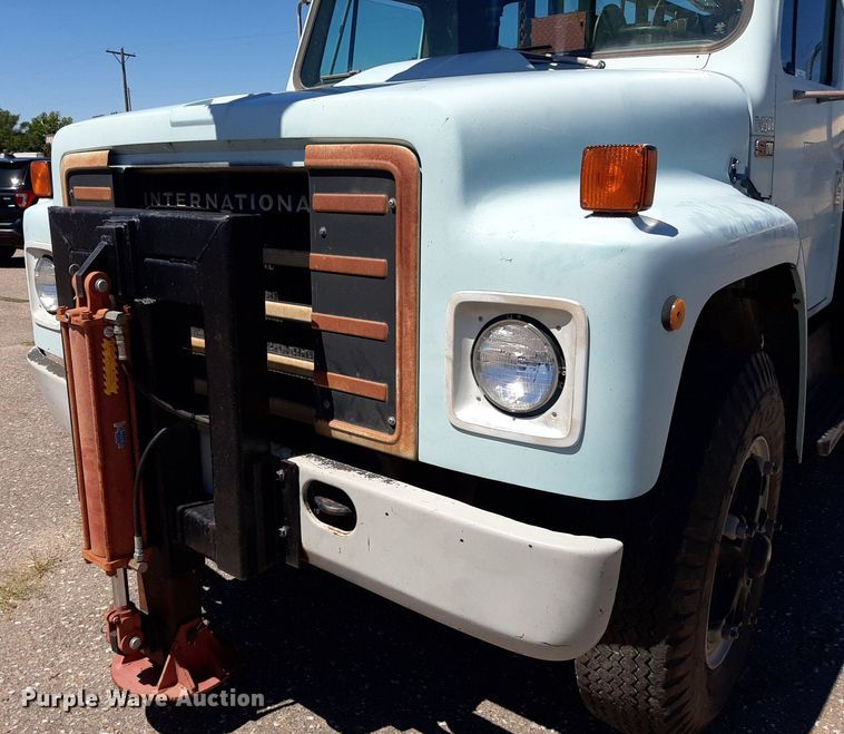 image for item NH9392 1984 International  1724 crane truck