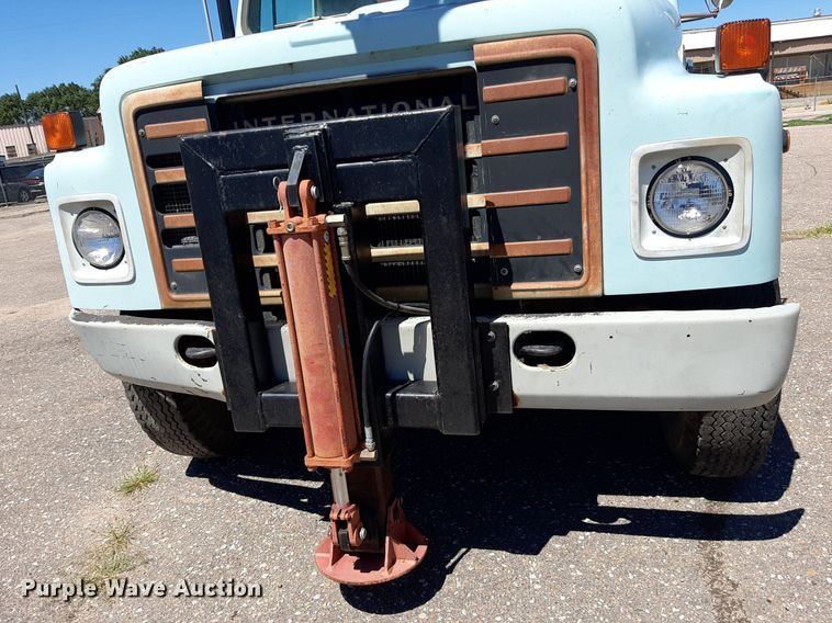 image for item NH9392 1984 International  1724 crane truck