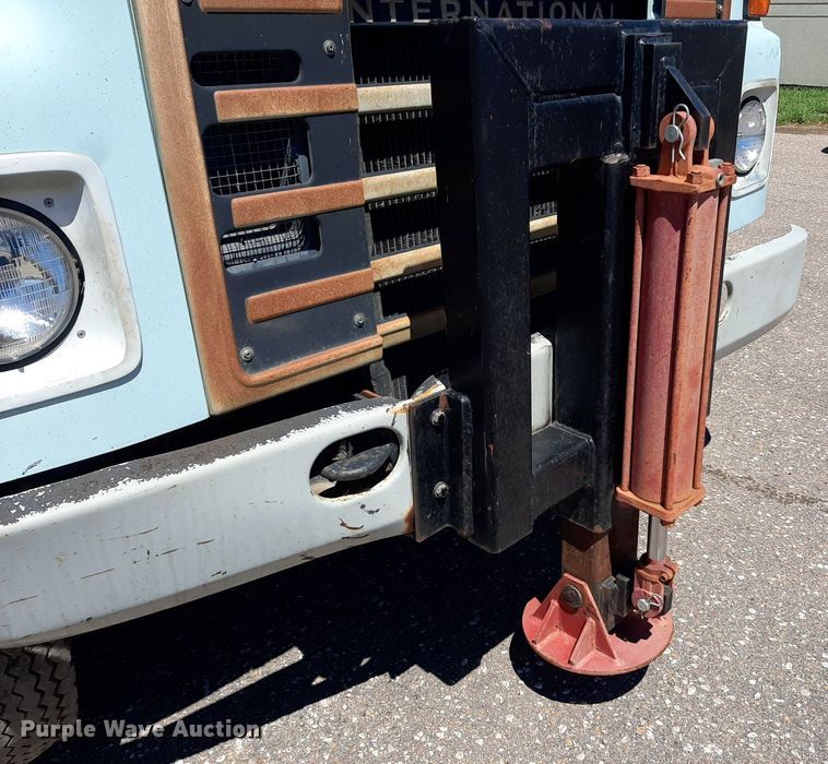 image for item NH9392 1984 International  1724 crane truck