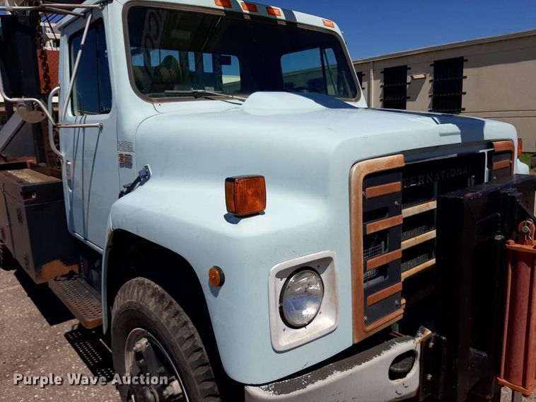 image for item NH9392 1984 International  1724 crane truck