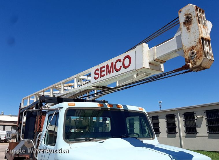 image for item NH9392 1984 International  1724 crane truck