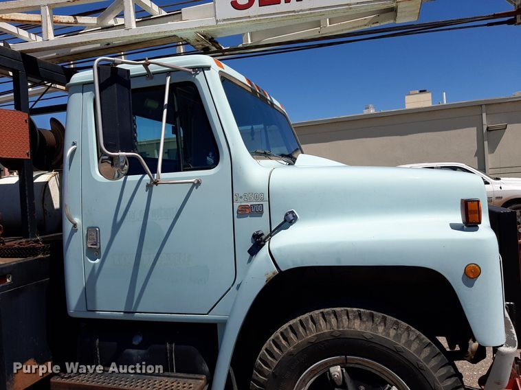 image for item NH9392 1984 International  1724 crane truck