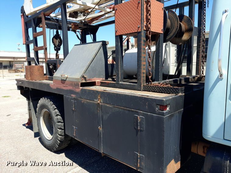 image for item NH9392 1984 International  1724 crane truck