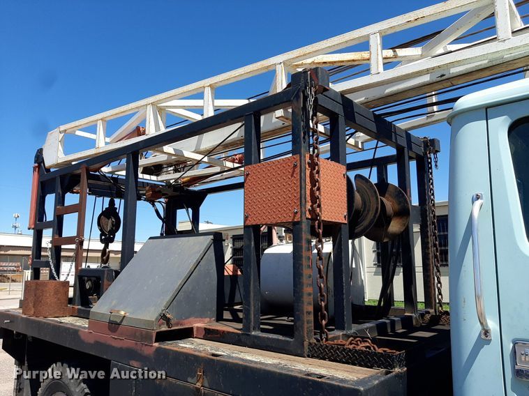 image for item NH9392 1984 International  1724 crane truck