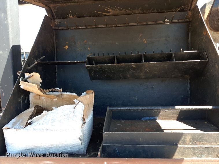 image for item NH9392 1984 International  1724 crane truck