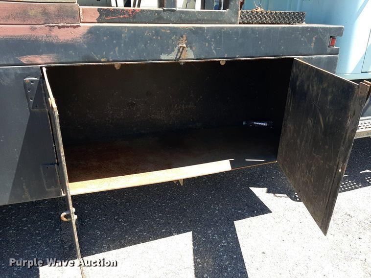 image for item NH9392 1984 International  1724 crane truck