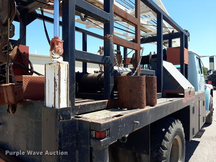 image for item NH9392 1984 International  1724 crane truck