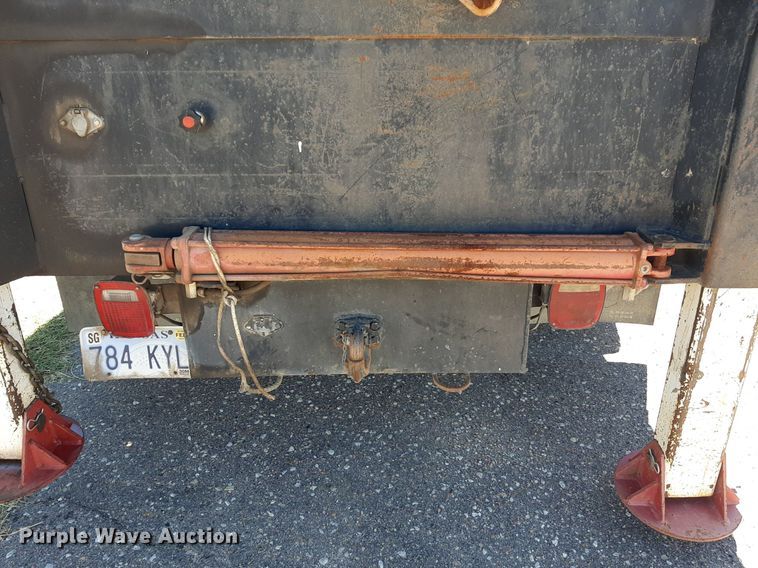 image for item NH9392 1984 International  1724 crane truck