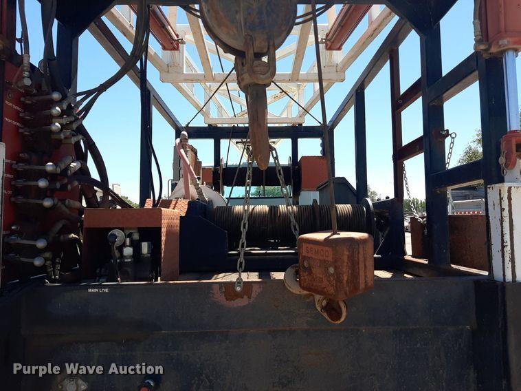 image for item NH9392 1984 International  1724 crane truck